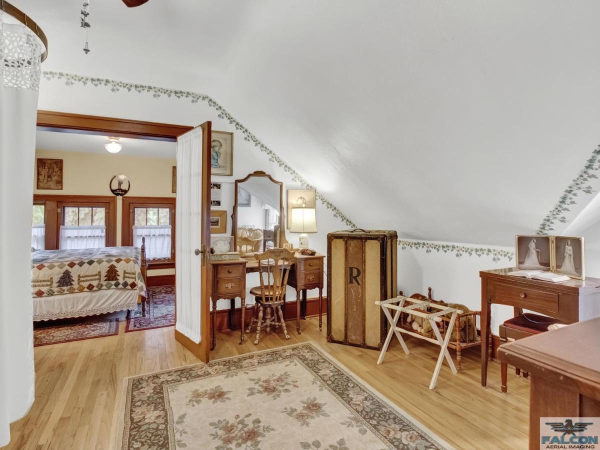 Robins Nest Bed & Breakfast Коуди Екстериор снимка